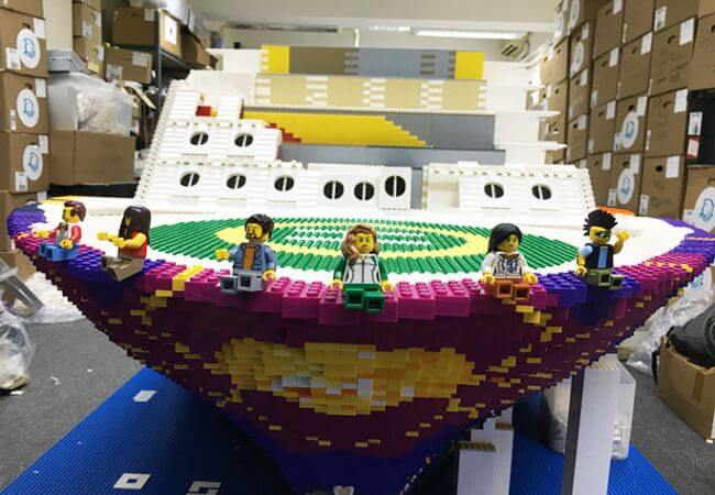 The-front-of-the-largest-LEGO-ship_tcm25-519730
